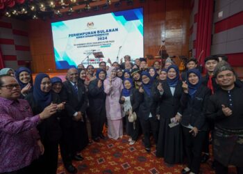 FADHLINA Sidek (tengah) bergambar bersama warga KPM selepas Perhimpunan Bulanan di Putrajaya. - UTUSAN/FAISOL MUSTAFA