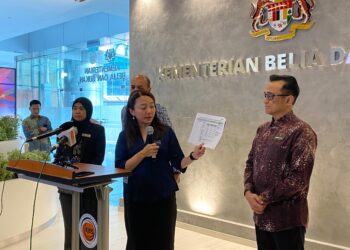 MENTERI Belia dan Sukan, Hannah Yeoh menunjukkan lampiran permohonan geran dana ketika menghadiri Sidang Akhbar Dana Sukan Kementerian Belia dan Sukan (KBS) Tahun 2025 di Menara KBS, Putrajaya, hari ini.