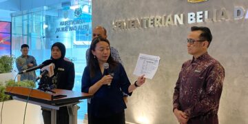 MENTERI Belia dan Sukan, Hannah Yeoh menunjukkan lampiran permohonan geran dana ketika menghadiri Sidang Akhbar Dana Sukan Kementerian Belia dan Sukan (KBS) Tahun 2025 di Menara KBS, Putrajaya, hari ini.