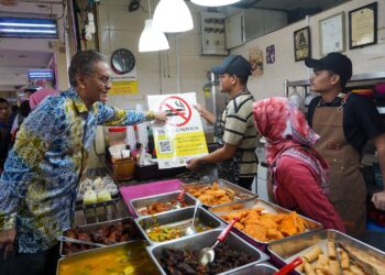 DZULKEFLY Ahmad menunjukkan poster penguatkuasaan terhadap larangan merokok dan vape di premis makanan pada program pelancaran Jom Lapor di PutrajayA. - UTUSAN/FAISOL MUSTAFA