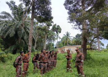 OPERASI mencari dan menyelamat seorang warga emas yang hilang di Kampung Air Melintang, Kota, Rembau sejak Isnin lalu dihentikan selepas pasukan operasi tidak menemukan sebarang petunjuk-UTUSAN/NOR AINNA HAMZAH