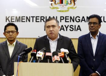 ANTHONY Loke pada sidang akhbar di Kementerian Pengangkutan Putrajaya. - UTUSAN/KAMARIAH KHALIDI