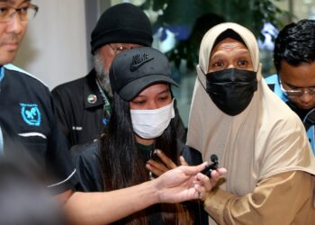 MANGSA wanita dari Kuching, Sarawak (kanan) ditemani ibunya sejurus tiba di Balai Ketibaan KLIA selepas berjaya diselamatkan dari Kemboja di Lapangan Terbang Antarabangsa Kuala Lumpur (KLIA) Terminal 1, Sepang. - UTUSAN/FAISOL MUSTAFA