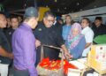 Ab. Rauf Yusoh menandatangani plug sebagai simbolik merasmikan Festival Halal 
Antarabangsa Melaka 2024 (MIHF2024) di MITC, Ayer Keroh, Melaka. UTUSAN/AMRAN MULUP