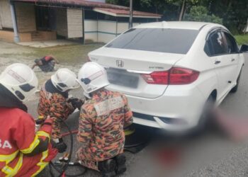 ANGGOTA bomba berusaha mengeluarkan mangsa yang maut dan tersepit dalam kemalangan di  di Jalan Dewan Beta berhampiran Sekolah Menengah Kebangsaan (SMK) Dewan Beta, Kota Bharu, Kelantan-IHSAN BOMBA.