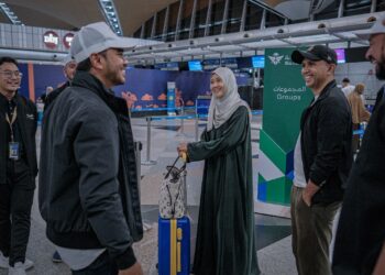 IDA Riswana Idris bersama Alif Satar beramah mesra dengan jemaah yang hadir sempena keberangkatan Pakej Menelusuri Sirah & Umrah di KLIA di sini, - UTUSAN/FAIZ ALIF ZUBIR