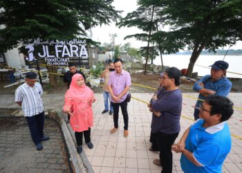 DR. Hafidzah Mustakim (dua kanan) semasa turun padang ke lokasi runtuhan tebing Sungai Kelantan berhampiran Pelangi Mall, Kota Bharu, Kelantan hari ini-UTUSAN/KAMATUL BISMI KAMARUZAMAN.