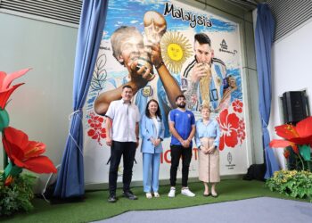 HANNAH Yeoh selepas merasmikan pameran seni mural dua legenda bola sepak Argentina di IOI City Mall Putrajaya. - UTUSAN/AMIR KHALID