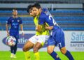 PEMAIN pertahanan Penang FC, Adib Ra'op (tengah) cuba mengawal bola daripada dirampas pemain PT Athletic FC, Azarul Nazarith Azhar (kanan) dalam aksi suku akhir kedua Piala Cabaran 2024/2025 di Stadium Bandaraya, Pulau Pinang malam ini.-GAMBAR/PT ATHLETIC FC