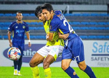 PEMAIN pertahanan Penang FC, Adib Ra'op (tengah) cuba mengawal bola daripada dirampas pemain PT Athletic FC, Azarul Nazarith Azhar (kanan) dalam aksi suku akhir kedua Piala Cabaran 2024/2025 di Stadium Bandaraya, Pulau Pinang malam ini.-GAMBAR/PT ATHLETIC FC