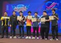 Pengarah Eksekutif Khalifah World Global Sdn Bhd Razali Salleh bersama sebahagian pemenang pertandingan permainan E -Games baru-baru ini.