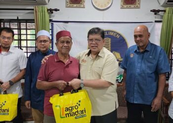 JOHARI Abdul (tiga kanan) menyampaikan bantuan kepada mangsa banjir dalam majlis di Jeniang, Gurun.