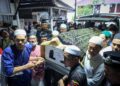 JENAZAH lima keluarga yang maut dalam kemalangan di Kilometer (KM) 204.0 Lebuh Raya Utara-Selatan arah utara dari Ayer Keroh ke Simpang Ampat, Melaka kira-kira pukul 8.40 malam tadi selamat dikebumikan di Tanah Perkuburan Islam Bandar Baru Bangi, Kampung Sungai Tangkas. Foto : Saddam Yusoff