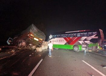 NAHAS lima kenderaan di Kilometer 204 PLUS arah utara berhampiran Simpang Ampat, Alor Gajah, Melaka.