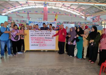 BURHANUDDIN Yusof (depan berbaju batik merah) bersama penduduk ketika mendesak pembinaan SK Kota Warisan 2 di Sepang, Selangor. - UTUSAN/AMREE AHMAD