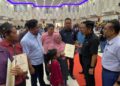 JALALUDDIN Alias beramah mesra dengan penerima pada Majlis Penyerahan Surat Penerimaan Program Perumahan Rakyat Sejahtera (PPRS) Bina Baharu Bagi Negeri Sembilan 2024 di Seremban hari ini.-UTUSAN/NOR SHAFAWATI YUP