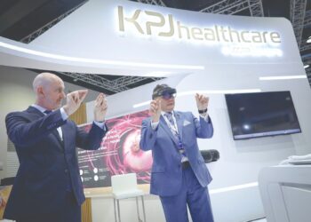 PRESIDEN dan Pengarah Urusan KPJ Healthcare, Chin Keat Chyuan
(kanan) mencuba Holomedicine sambil diperhatikan Ketua Pegawai
Strategi, Michael Leddin pada MIH Megatrends 2024 Healthcare:
The Next Frontier di Pusat Konvensyen Kuala Lumpur, baru-baru ini.  – UTUSAN/
SADDAM YUSOFF