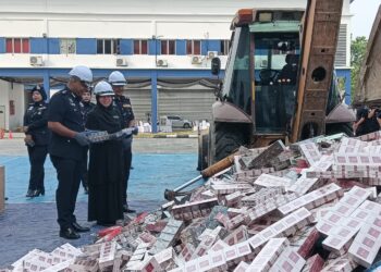 Anbalagan (kiri) bersama Noor Ruzilawati (tengah) melihat barang kes yang akan dilupuskan di IPD Serdang, Selangor pada Jumaat.