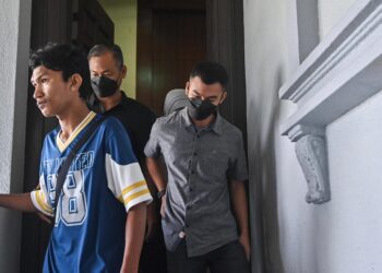 AMIRUL Iskandar Ahmad Norhanizan ketika hadir bagi sebutan kes atas pertuduhan mencederakan pelatih junior menggunakan seterika di Mahkamah Sesyen Kuala Lumpur. UTUSAN/SYAKIR RADIN