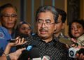 JOHARI Abdul Ghani ketika ditemubual pemberita pada Mesyuarat Agung Tahunan Kali Ke-26 PERDASAMA di Kuala Lumpur.- UTUSAN/SYAKIR RADIN