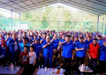 BUNG Moktar Radin (tengah) bersama pemimpin-pemimpin UMNO/BN semasa Program Gerak 17 UMNO Sabah di Pitas, semalam.