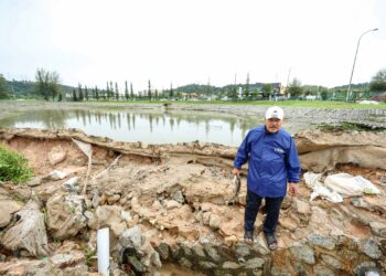 Keadaan kolam takungan air berhampiran Taman Seri Alam, Saujana Utama yang pecah menyebabkan limpahan air keluar ke kawasan kediaman penduduk dan dilanda banjir kilat ketika tinjauan di sini, hari ini. UTUSAN/FARIZ RUSADIO