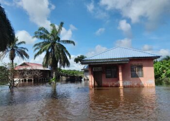 BEBERAPA buah rumah penduduk di Kampung Gembut, Tanjung Sedili, Kota Tinggi yang digenangi air.