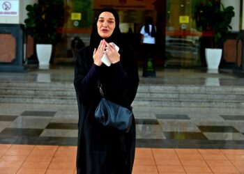 ZAHNITA Wilson sebak sebaik sahaja keluar dari Mahkamah Majistret Kuantan, Pahang. - UTUSAN/SHAIKH AHMAD RAZIF