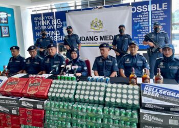 SITI Mang (tengah) semasa sidang akhbar di Menara Kastam, Kota Kinabalu hari ini