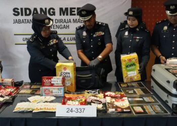 NORLELA Ismail menunjukkan sebahagian dadah jenis ketamin disita dalam dua kes berbeza di KLIA pada sidang akhbar di Sepang, Selangor. - FOTO IHSAN JKDM