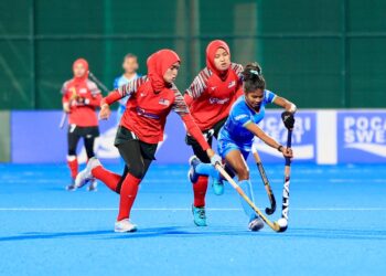 ANTARA aksi pasukan hoki remaja wanita kebangsaan menentang India pada perlawanan kedua kumpulan A Piala Remaja Asia Wanita 2024 di Stadium Hoki Oman, Muscat, hari ini. - IHSAN AHF