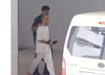 AZMAN Syah Alias dibawa ke Mahkamah Sesyen Seremban hari ini untuk pertuduhan melakukan amang seksual fizikal terhadap dua remaja lelaki, dua tahun lalu.-UTUSAN/MOHD. SHAHJEHAN MAAMIN.