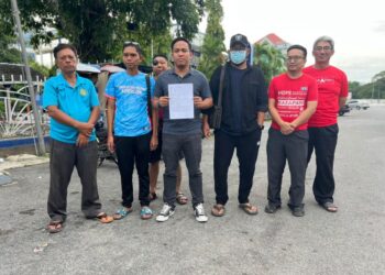 AHMAD Azzin Izzad Bahanuddin (empat dari kanan) mewakili AMK negeri membuat laporan polis terhadap Mohd Fadli Salleh di IPD Kangar, Perlis hari ini. -UTUSAN/ASYRAF MUHAMMAD