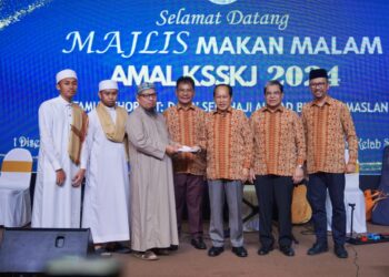 AHMAD Maslan (tiga dari kanan) menyampaikan sumbangan dalam Majlis Makan Malam Amal KSSKJ 2024 semalam.