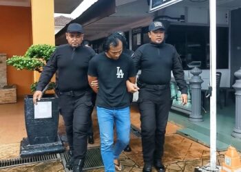 MUHAMMAD Affandi Mohd. Azi dibawa ke Mahkamah Majistret Kuala Berang, Hulu Terengganu atas dua pertuduhan memiliki bahan ponografi kanak-kanak dan video lucah. - UTUSAN/ NOOR HAYATI MAMAT