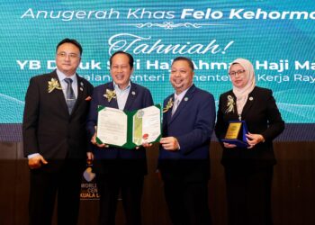 Presiden Kebangsaan Majlis Pemerkasaan Perniagaan Malaysia, Prof. Madya Zam@Ab Razak Zamri (dua dari kanan), menyampaikan Anugerah Khas Felo Kehormat kepada Timbalan Menteri Kerja Raya, Datuk Seri Ahmad Maslan pada Majlis Penganugerahan Majlis Pemerkasaan Perniagaan Malaysia, di Pusat Dagangan Dunia, kelmarin. - SHIDDIEQIIN ZON