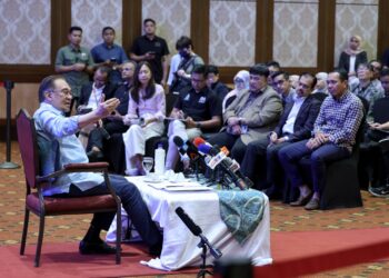 ANWAR Ibrahim ketika sesi soal jawab pada sidang akhbar bersama pengarang media di sini hari ini. UTUSAN/AMIR KHALID