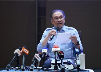 ANWAR Ibrahim ketika sesi soal jawab pada sidang akhbar bersama pengarang media di sini hari ini. UTUSAN/AMIR KHALID