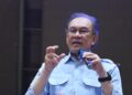 ANWAR Ibrahim ketika sesi soal jawab pada sidang akhbar bersama pengarang media di sini hari ini. UTUSAN/AMIR KHALID