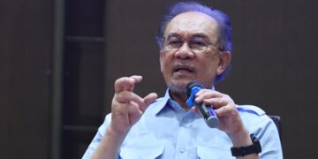 ANWAR Ibrahim ketika sesi soal jawab pada sidang akhbar bersama pengarang media di sini hari ini. UTUSAN/AMIR KHALID