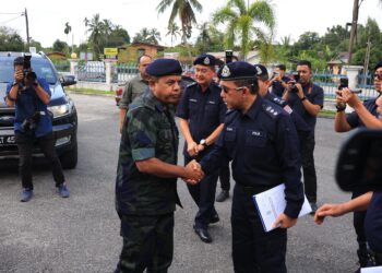 AYOB Khan Mydin Pitchay (kiri) bersama  Ketua Polis Daerah Pasir Mas, Asisten Komioner Kama Azural Mohamed sebaik sahaja tiba di Balai Polis Repek, Pasir Mas, Kelantan. -UTUSAN/KAMARUL BISMI KAMARUZAMAN