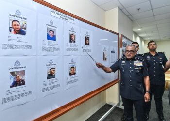 Pengarah Jabatan Siasatan Jenayah Komersil Bukit Aman, Datuk Seri Ramli Mohamed Yoosuf mennunjukkan gambar suspek dalam buruan pada sidang akhbar mengenai sindiket penipuan dalam talian di Jabatan Siasatan Jenayah Komersil Bukit Aman, Menara KPJ di sini hari ini. UTUSAN/SYAKIR RADIN