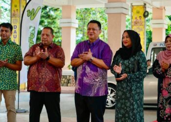 ABU Bakar Hamzah (dua dari kiri) menyambut Tuanku Syed Faizuddin Putra Jamalullail (tiga dari kiri) dan Tuanku Dr. Hajah Lailatul Shahreen Akashah Khalil (empat dari kiri) sewaktu Majlis Pelancaran Festival Warisan’24 di Dewan 2020, Kangar, Perlis hari ini.-UTUSAN