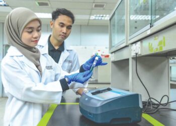 INDUSTRI TVET seperti bidang elektrik dan elektronik (E&E) sememangnya sedang berkembang
dan ini membuka peluang buat graduan UniMAP meraih gaji premium berikutan kelebihan universiti tersebut dalam bidang itu.-MINGGUAN/IZLIZAN OTHMAN