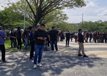 KAWALAN keselamatan di laluan utama menuju ke Menara Kinabalu