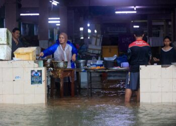 SITUASI banjir yang melanda Kelantan semakin baik selepas 9,402 mangsa sudah mulai pulang ke rumah masing-masing. -UTUSAN/KAMARUL BISMI KAMARUZAMAN