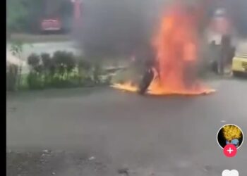 RAKAMAN video keadaan motosikal yang dibakar dalam kejadian di Taiping. - UTUSAN/MEDIA SOSIAL