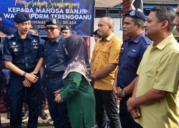 MOHD. Khairi Khairudin (tengah) bertanya khabar warga Polis Diraja Malaysia (PDRM)  yang terjejas banjir pada Majlis Penyerahan Sumbangan kepada Mangsa Banjir Warga PDRM Terengganu di Pondok Polis Tepoh, Kuala Nerus, hari ini. - UTUSAN/PUQTRA HAIRRY ROSLI