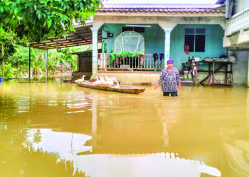 PEKARANGAN rumah penduduk dilanda banjir di Kampung Lubok Stol, Rantau Panjang, Kelantan.- UTUSAN/ROHANA ISMAIL