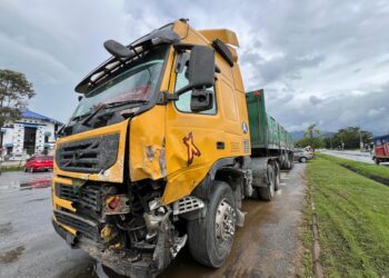 KESAN kerosakan treler selepas merempuh empat kenderaan di Kilometer 16, Jalan Gua Musang-Kuala Lipis, Gua Musang, Kelantan, kelmarin. - UTUSAN/ AIMUNI TUAN LAH